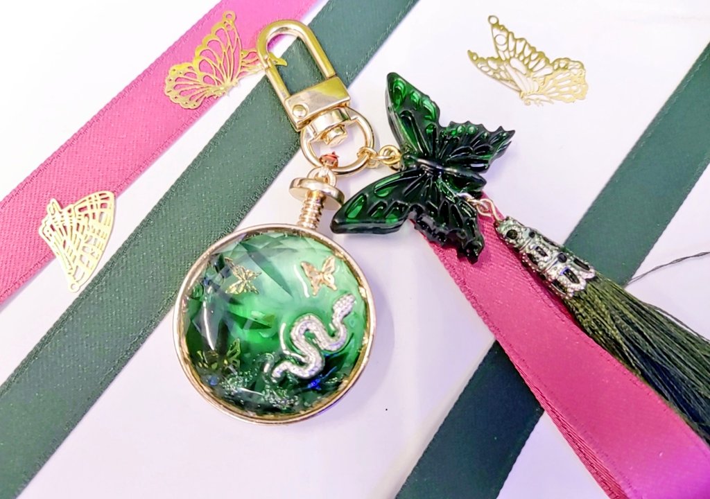 siellion_10's tweet photo. 💚 암존 당보 키링🐍

🌸당보 녀석은 이런 색이지. 뱀과 나비라, 뭐 잘어울리...뭐...괜찮겠지

#화산귀환 #당보 #암존 #사천당가 #키링 #resin_craft #handmade #returnoftheblossomingblade
#key_ring https://t.co/dgHSD90SKK
