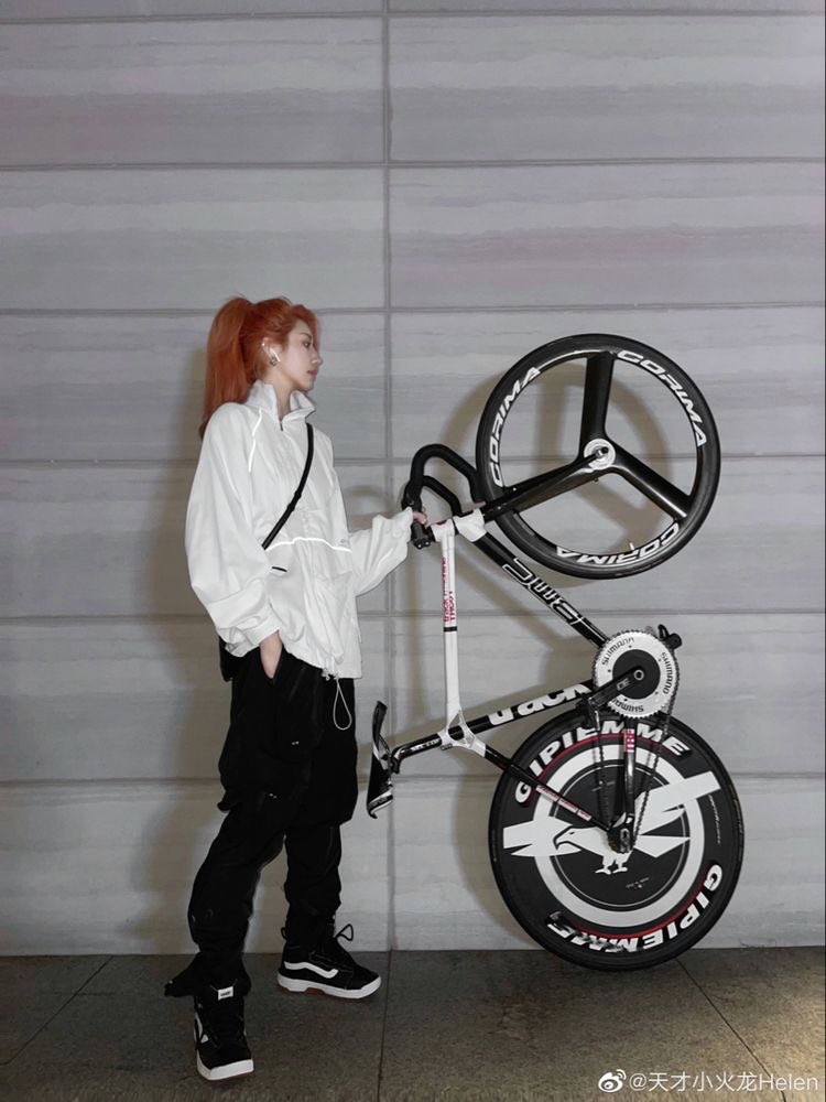 mrakduck's tweet photo. Fixie Girls 😻🚴‍♀️

#fixedlife #Girlsonfix #bicycleaesthetics https://t.co/fkhX5m6B4H