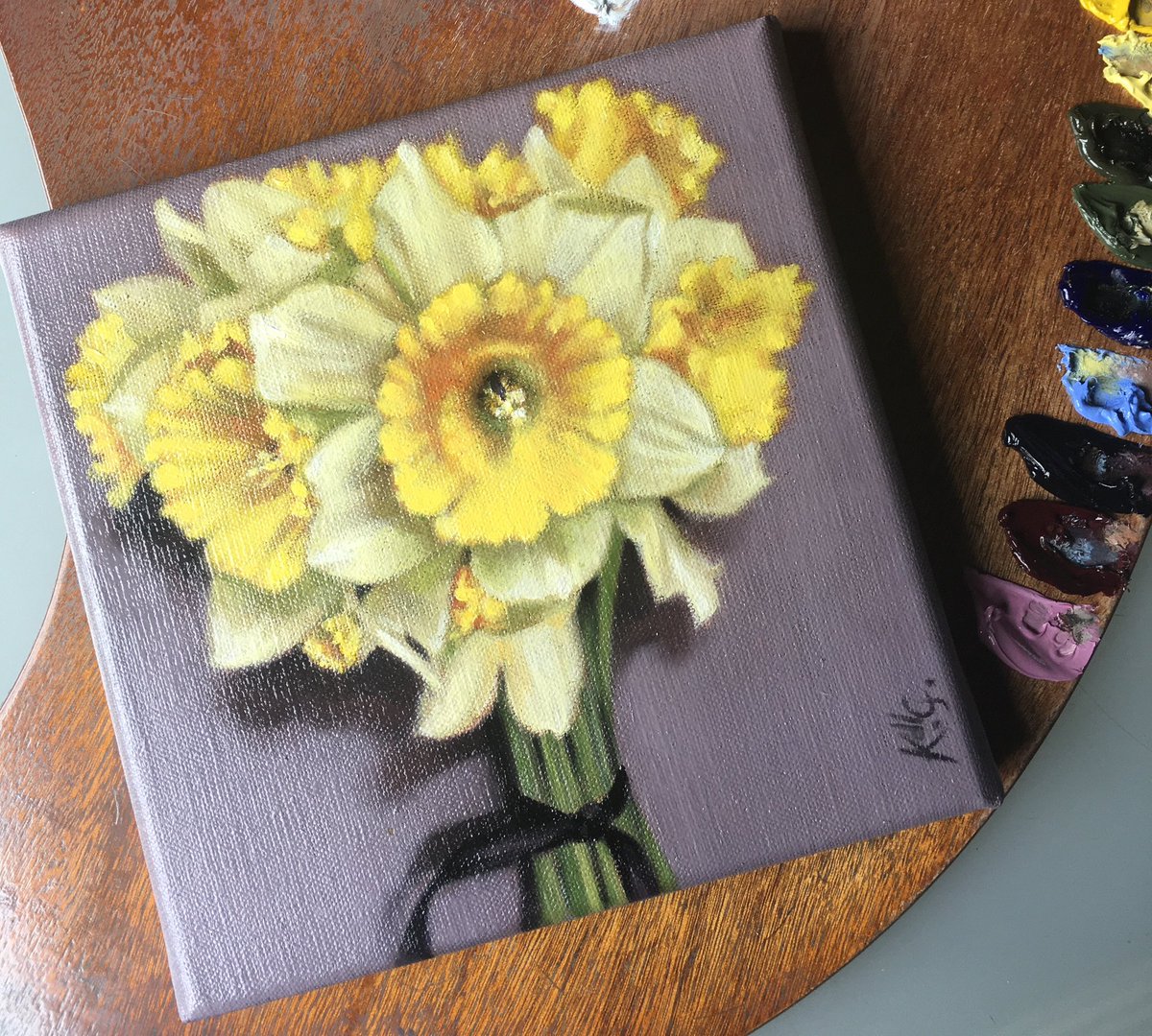 Varnish day for this tiny Spring flower study 💛

Paintings make the best gifts - this one will be gifted to a dear friend tomorrow 🌟

#oilpainting #allaprima #flower #study #artwork #varnishday #originalart #buyart #artcollector #supportingartists #fridaymorning