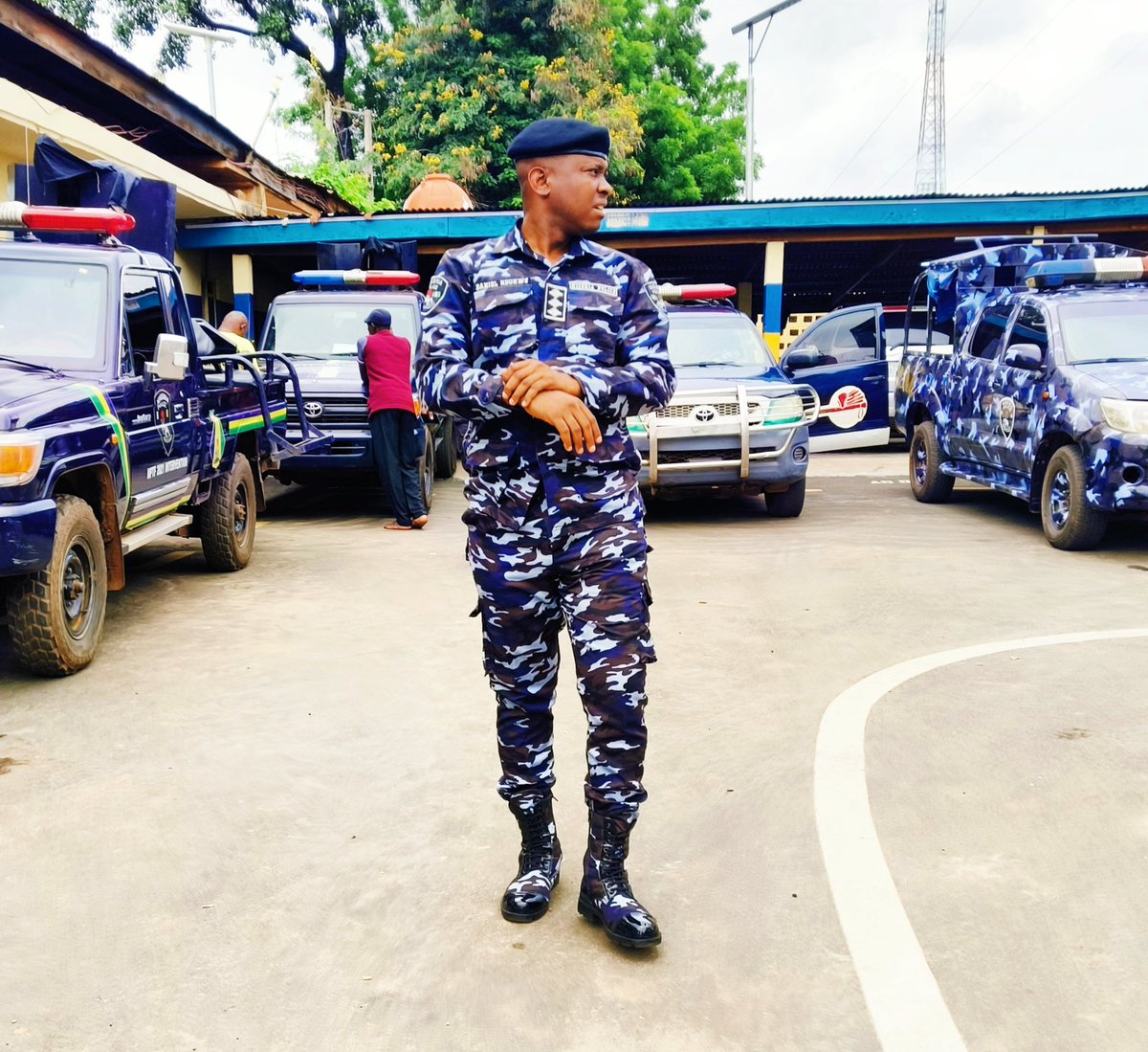 DanNdukwe's tweet image. Don't look away or just take videos/pictures; lend a helping/supportive hand to that victim of accident, distress &amp;amp; other life-threatening incidents. Let's be our brothers'/sisters' keeper. It pays to do so.
Happy weekend!

Security emergency? Call Enugu Police on: 08032003702