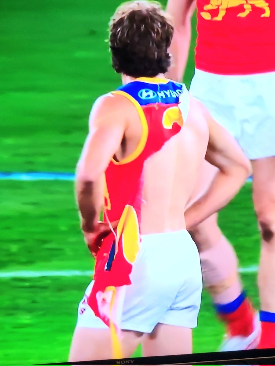djoodie's tweet photo. AFL is for the girls and the gays and I've always said that #AFLPiesLions https://t.co/lfn0qwV7Yl