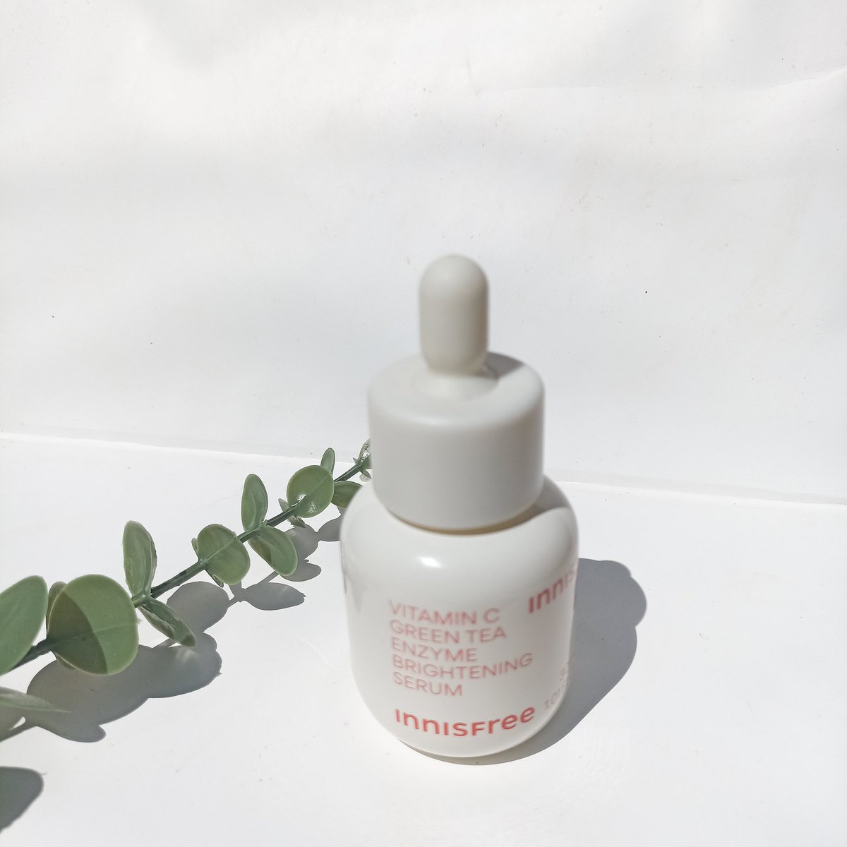 istinkrisnaa's tweet photo. SIAPA yang kulitnya sama kek aku? Gampang bgt kusam, terus warnanya ngga merata dan byk darkspot 🥲🥲
Kalau IYAAA, aku mau kenalin serum Vit C terbaru dr @innisfree_kr yang udah kumasukin ke list serum vitamin C  ternampol versi aku
                         *•¸♡ a thread ♡¸•* https://t.co/SDW3QsNSmt