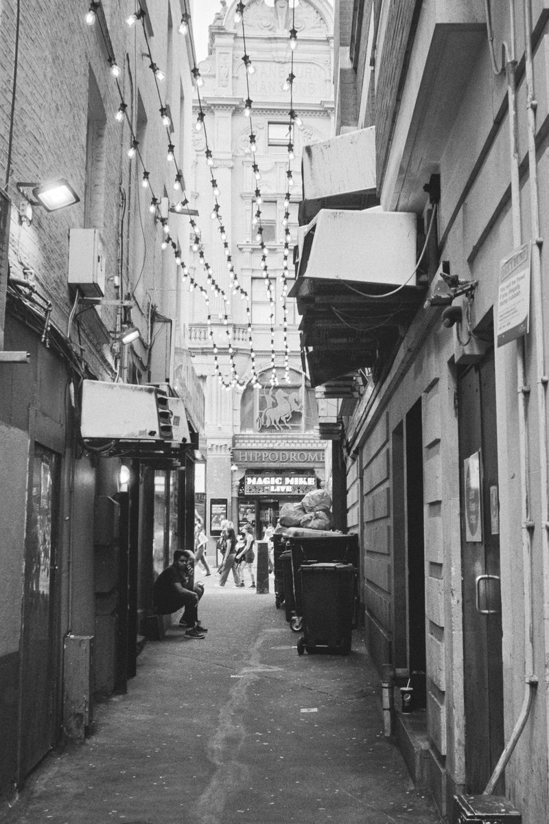 gomboli's tweet photo. Scorci
📍 London
🎞️ IlFord HP5+
🧪 Developed with Ilfotec HC
📷 Leica MP, Summilux 35mm
.
#filmphotography #Leica #LeicaMP #LeicaM #Summilux #Summilux35mm #UKstreetphotography #IlFord #IlFordHP5 #35mmphotography #ilfotecHc #homedevelop https://t.co/br8M4urpzb