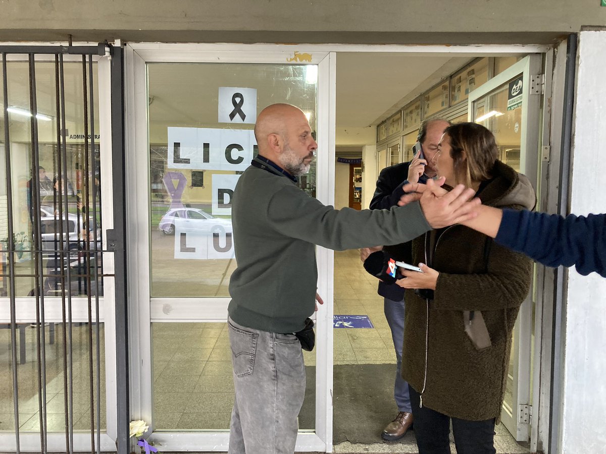 INDIGNANTE!! Hoy al terminar un móvil con <a href="/desayunos12/">Desayunos informales</a> para <a href="/teledoce/">𝗧𝗲𝗹𝗲𝗱𝗼𝗰𝗲 📺</a> con el subdirector del Liceo de Punta del Este profesor Gustavo Opizzo por orden de Secundaria le impidieron continuar con más declaraciones a colegas de <a href="/Canal4_UY/">Canal 4</a> <a href="/canal2sancarlos/">canal2sancarlos HD</a> <a href="/AspenPuntaFM/">Aspen Punta</a> ASI ESTAMOS!