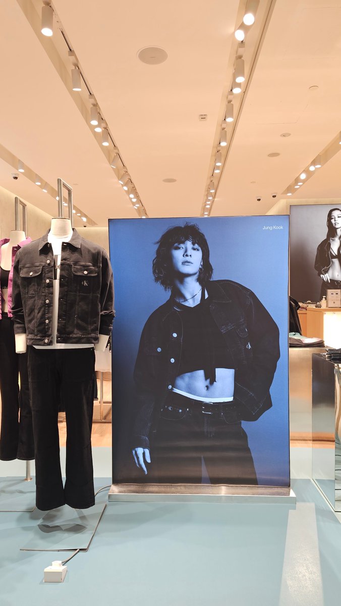 Jungkook_SNS's tweet photo. Jungkook’s Calvin Klein fall campaign ads arrived in Vivo City, Singapore.
https://t.co/4whxWObTbu