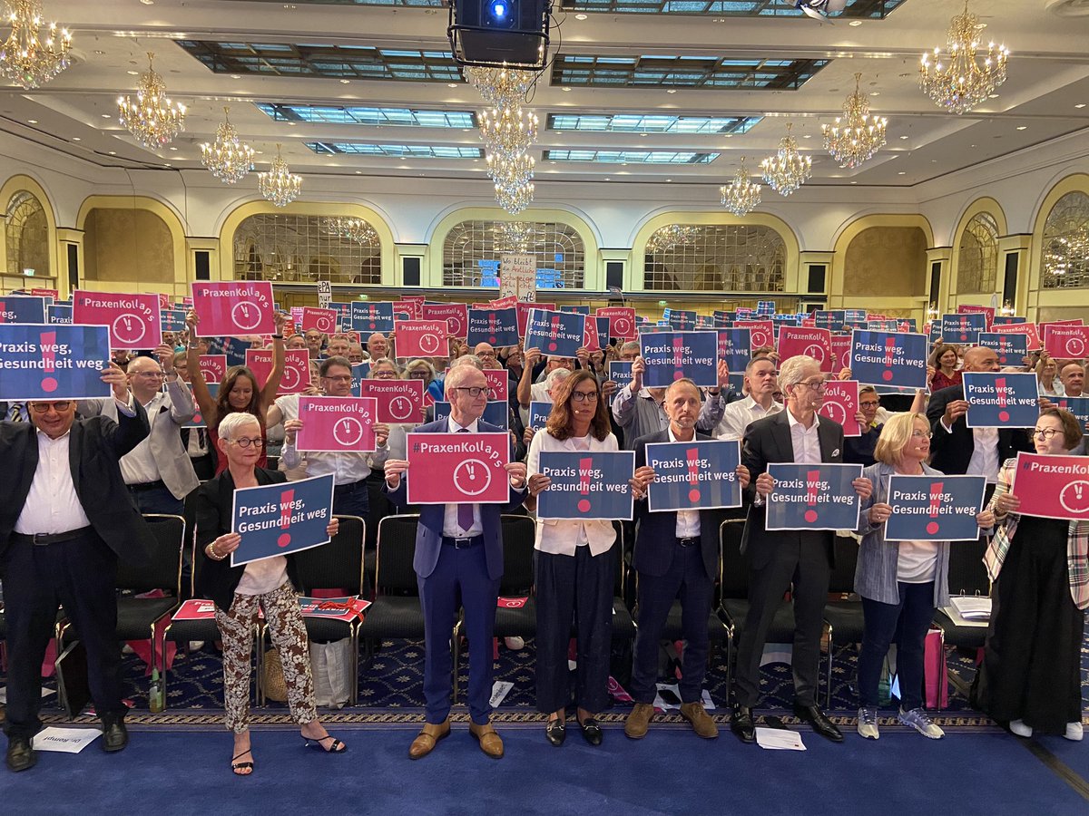 Es droht der #Praxenkollaps, wenn die Politik nicht endlich handelt.
Hunderte VertreterInnen der Ärzte- und Psychotherapeutenschaft treffen sich heute zur Krisensitzung in Berlin.