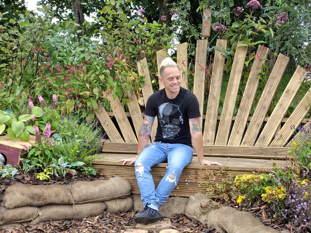 Great to catch up with Lee <a href="/Garden_Ninja/">Garden Ninja: Lee Burkhill</a> visiting our amazing school competition gardens <a href="/southportflower/">Southport Flower Show</a> 👌👍🦋🌷🌻🌼🏵️🌺🌸 #skills #madebyapprentices