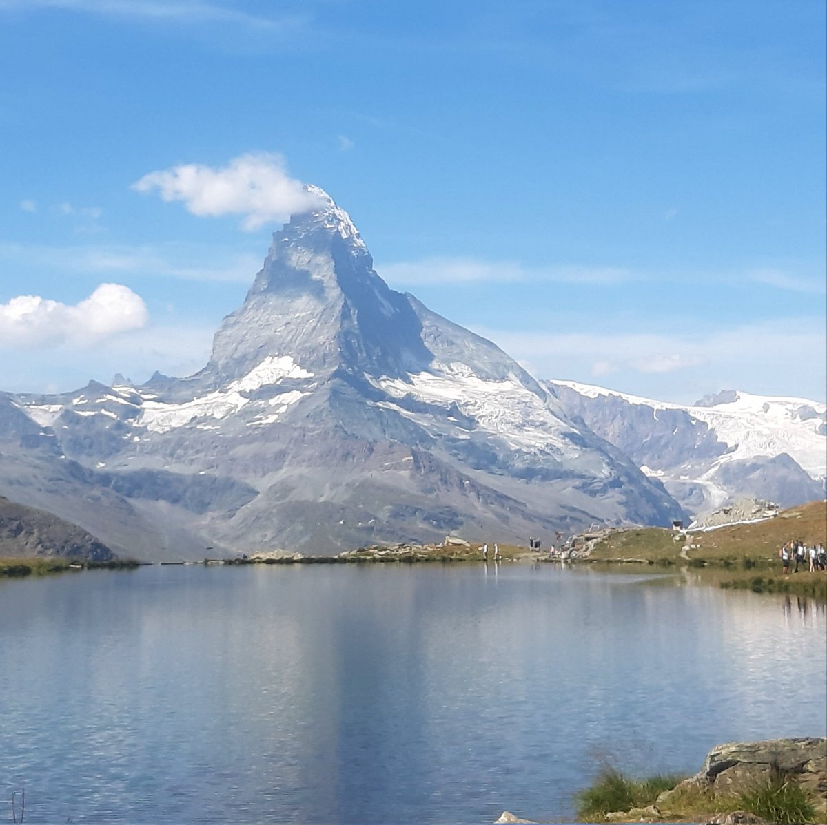 Louise_L's tweet photo. Its beautiful here #Matterhorn #Zermatt #Stellisee #swisstourisme But i really don't like the drones in nature #hatedrones https://t.co/STXWMR78Xh
