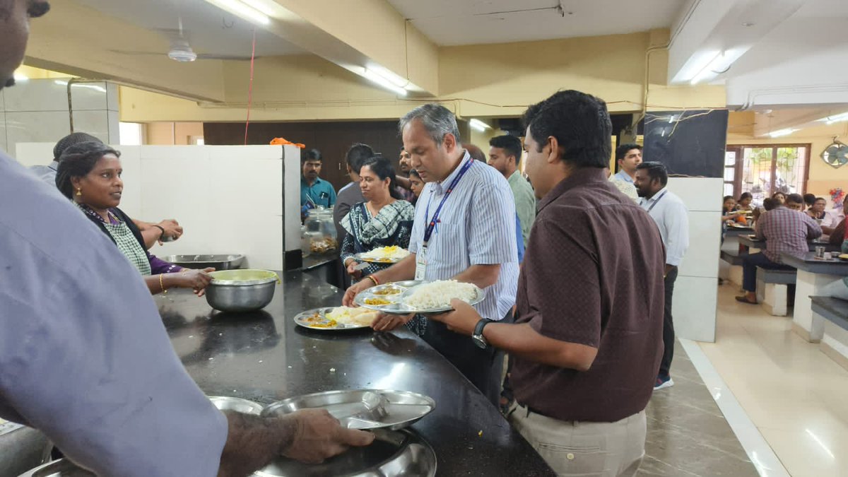drm_tvc's tweet photo. Customer experience! DRM/TVC along with Sr DPO had a surprise inspection at the renovated Divisional Office staff canteen today. Healthy &amp; happy railway staff will serve customers with a smile. #TVCSRUpdates #SouthernRlys https://t.co/7xq2tVLJ93