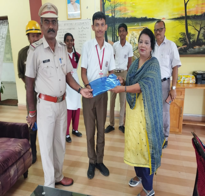 FireService_ANP's tweet photo. Drawing competition among students of Govt.Model Sr.Sec. School was conducted by #FSAberdeen on 9.8.23 on the theme“Mitti Ko Naman,Veeron Ka Vandan” during the #MeriMaatiMeraDesh Campaign.
Winners were Awarded by Fire Unit

Principal appreciated the initiative of A&amp;N Fire Service https://t.co/7anYpe1Djc