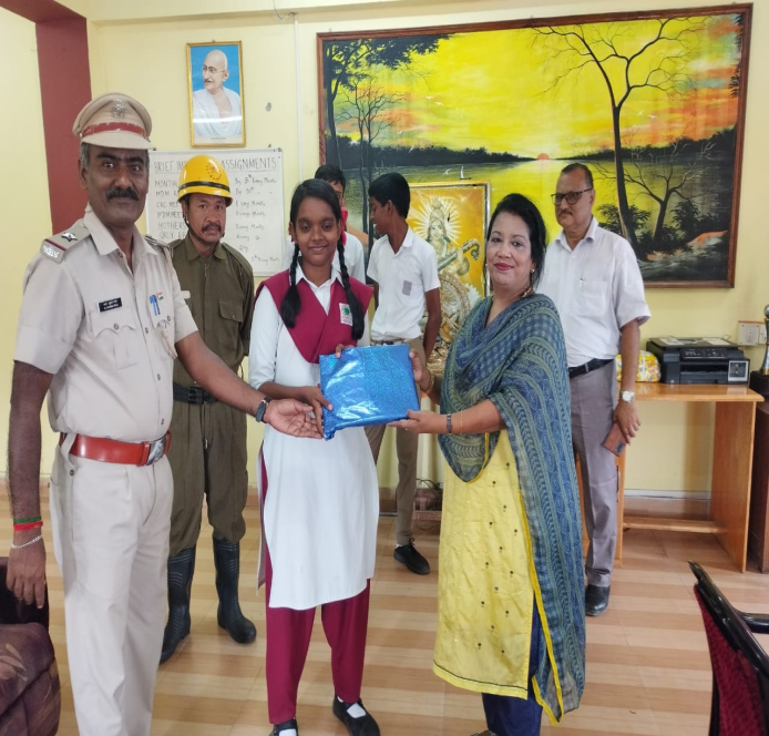 FireService_ANP's tweet photo. Drawing competition among students of Govt.Model Sr.Sec. School was conducted by #FSAberdeen on 9.8.23 on the theme“Mitti Ko Naman,Veeron Ka Vandan” during the #MeriMaatiMeraDesh Campaign.
Winners were Awarded by Fire Unit

Principal appreciated the initiative of A&amp;N Fire Service https://t.co/7anYpe1Djc
