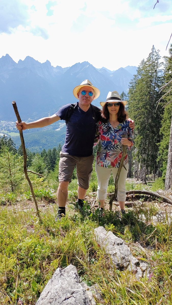 RodgoldMD's tweet photo. Mit vielen Österreichern teile ich die Leidenschaft für die wunderschöne Natur 🏞️ und fürs Wandern 🥾. Vor Kurzem hatten wir die tolle Gelegenheit, die atemberaubende Landschaft im Tiroler #Lechtal zu entdecken und die Gipfel rund um #Reutte zu erklimmen.🌄🇦🇹 https://t.co/z7HgFByIMn