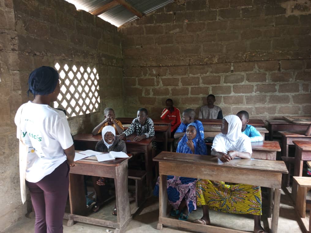 OumboukGenevive's tweet photo. [Retour sur Images] #ADC229
Phase de sensibilisation dans les écoles de #Tourou. La mise en exécution du #projet "SUN DO GNINMIA a bel et démarré depuis la dernière décade du mois de juillet et suscite déjà l'engagement #écologique des bénéficiaires. @UNICEF_Benin https://t.co/a4MrLHhVQy
