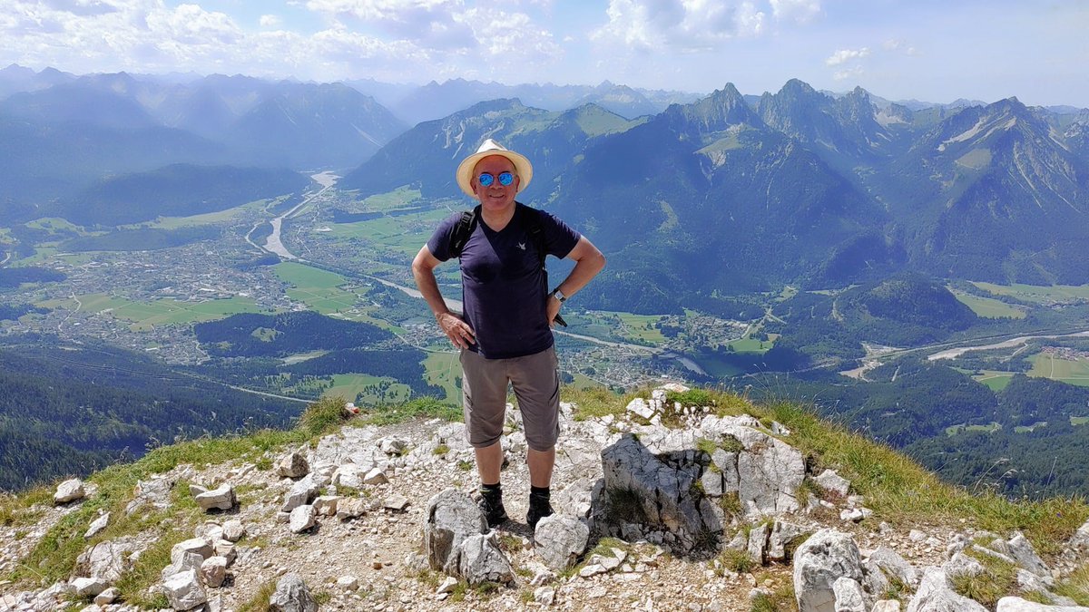 RodgoldMD's tweet photo. Mit vielen Österreichern teile ich die Leidenschaft für die wunderschöne Natur 🏞️ und fürs Wandern 🥾. Vor Kurzem hatten wir die tolle Gelegenheit, die atemberaubende Landschaft im Tiroler #Lechtal zu entdecken und die Gipfel rund um #Reutte zu erklimmen.🌄🇦🇹 https://t.co/z7HgFByIMn