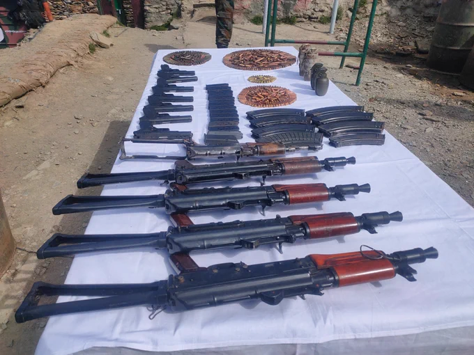 KellyCo37718841's tweet photo. This Huge Dump of Arms Recovered from #Kupwara by #IndianArmy and ##BSF_India in a #JointOps.
#CacheOfArms #BombThreat #YasinMalik #Vistara #RinkuSingh #AdaniPower #DeshKiMitti https://t.co/zep7IbvTVs
