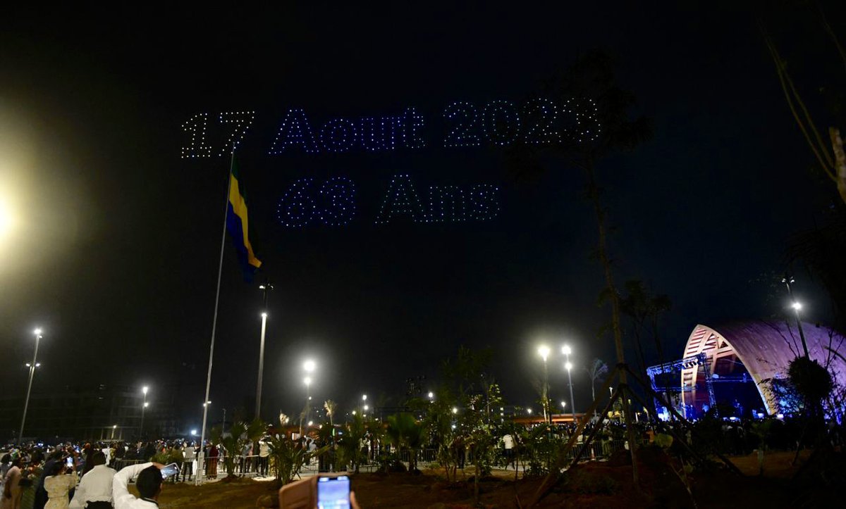 Sylviabongo's tweet photo. Que la fête fut belle.
Je n’aurai pas pu rêver mieux que de passer ce 17 août à vos côtés. 
Merci du fond du cœur d’avoir rendu ces moments aussi magiques et félicitations à tous ceux qui ont contribué à faire de ce spectacle un souvenir inoubliable.
#fieredetregabonaise #17aout #vertjaunebleu #Gabon