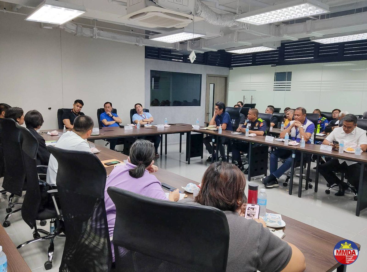MMDA's tweet photo. Inimbitahan ngayong araw nina MMDA Acting Chairman Atty. Don Artes, General Manger Usec. Procopio Lipana, Assistant General Manager for Operations Asec. David Angelo Vargas, at Traffic Discipline Director for Enforcement Atty. Victor Nuñez ang ilang school administrators mula sa Quezon City, Mandaluyong City, at San Juan City para sa isang consultative meeting. 

Ito ay upang pag-usapan ang traffic management plans sa Xavier School, Saint Pedro Poveda, La Salle Greenhills, at Immaculate Conception Academy upang mapagaan ang daloy ng trapiko sa lugar.

Tinalakay sa pagpupulong ang mga natatanggap na reklamo ng ahensiya tungkol sa trapiko na nararanasan ng mga motorista sa vicinity ng mga nasabing paaralan.

Napag-usapan din ang kasalukuyang traffic management plans ng mga paaralan at ang mga suhestiyon mula sa ahensiya para ma-improve ang traffic situation.

Magde-deploy naman ang ahensiya ng traffic enforcers sa vicinity ng mga paraalan para makatulong sa pag-aayos ng daloy ng trapiko.

Dumalo sa pagpupulong ang mga MMDA Traffic District Heads ng Eastern, EDSA Special Traffic and Transport Zone, New Task Force Special Operations Unit, at Ortigas Center Association, Inc.

#mmda