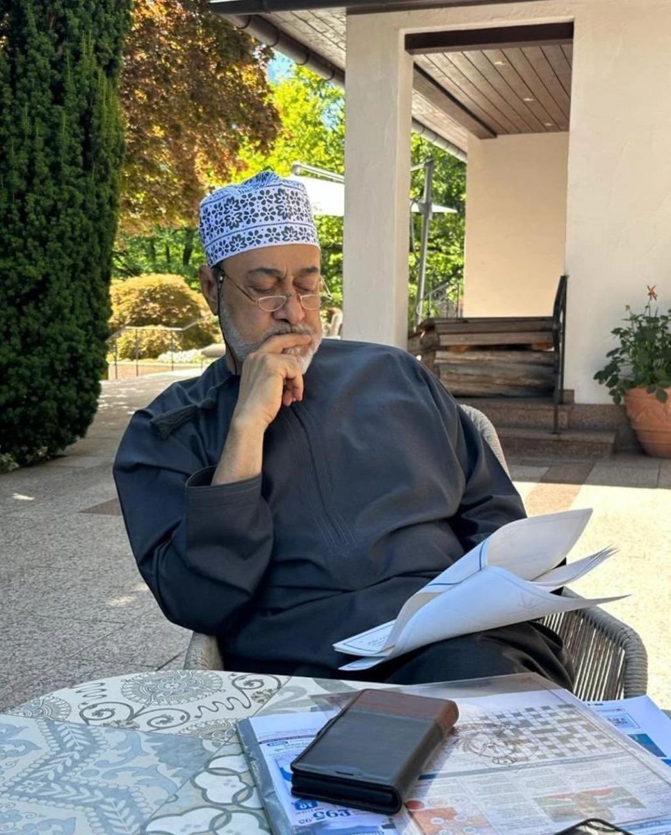 خطبة #يوم_الجمعة لها ارتباط كبير مع هذه الصورة لجلالة السلطان  #هيثم_بن_طارق والتي جاءت بعنوان الأمانة في أداء العمل
وهنا رسالة واضحة من جلالته-حفظه الله- في تأدية أمانته الجسيمة ومتابعة شؤون البلاد حتى وهو خارج حدودها وفي إجازته 
فصدق قوله حينما قال:سنتابع كل صغيرة وكبيرة…