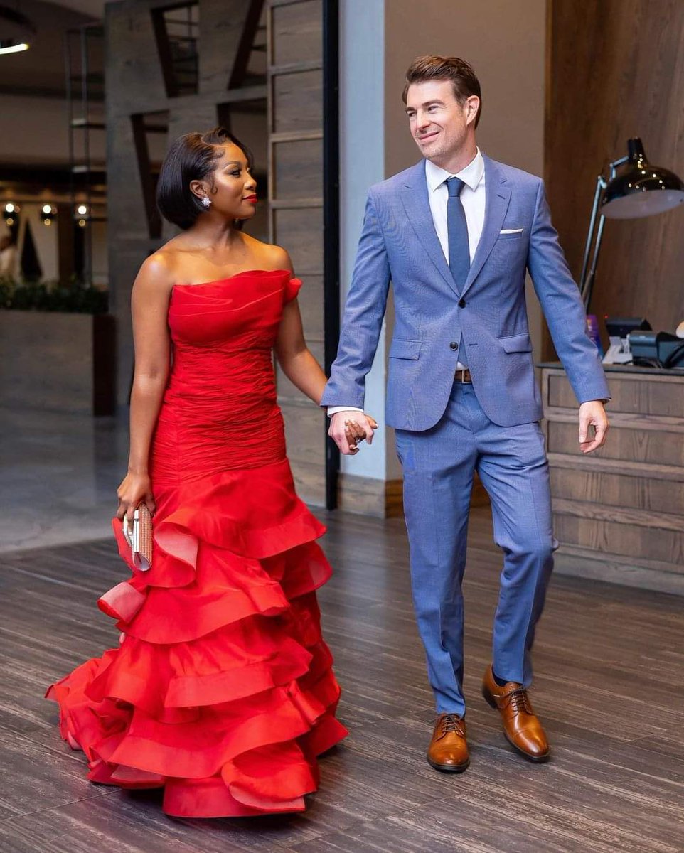 Lee_Raa_Tuu's tweet photo. Gone girl:

Pearl Modiadie steps outside in public with her mystery Boyfriend, 
They met through a dating site.🫶👌 https://t.co/ONJaYQTDOD