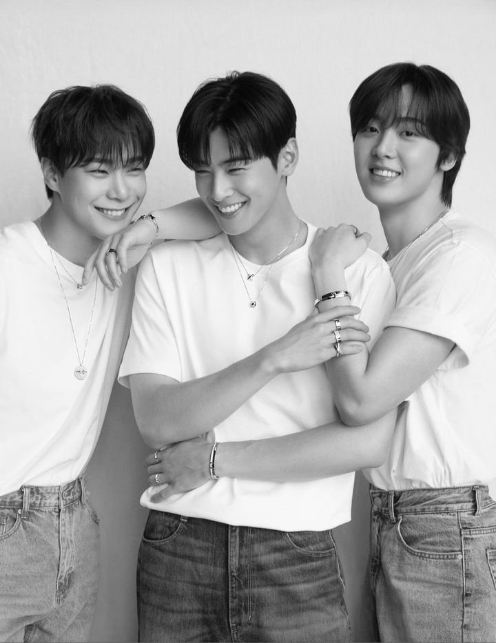 bobahyukie_'s tweet photo. remember how the whole aroha city was happy when 5stro posted these pics on ig at the same time?? life was good just six months ago 🥺 https://t.co/gNiJNiLk6W