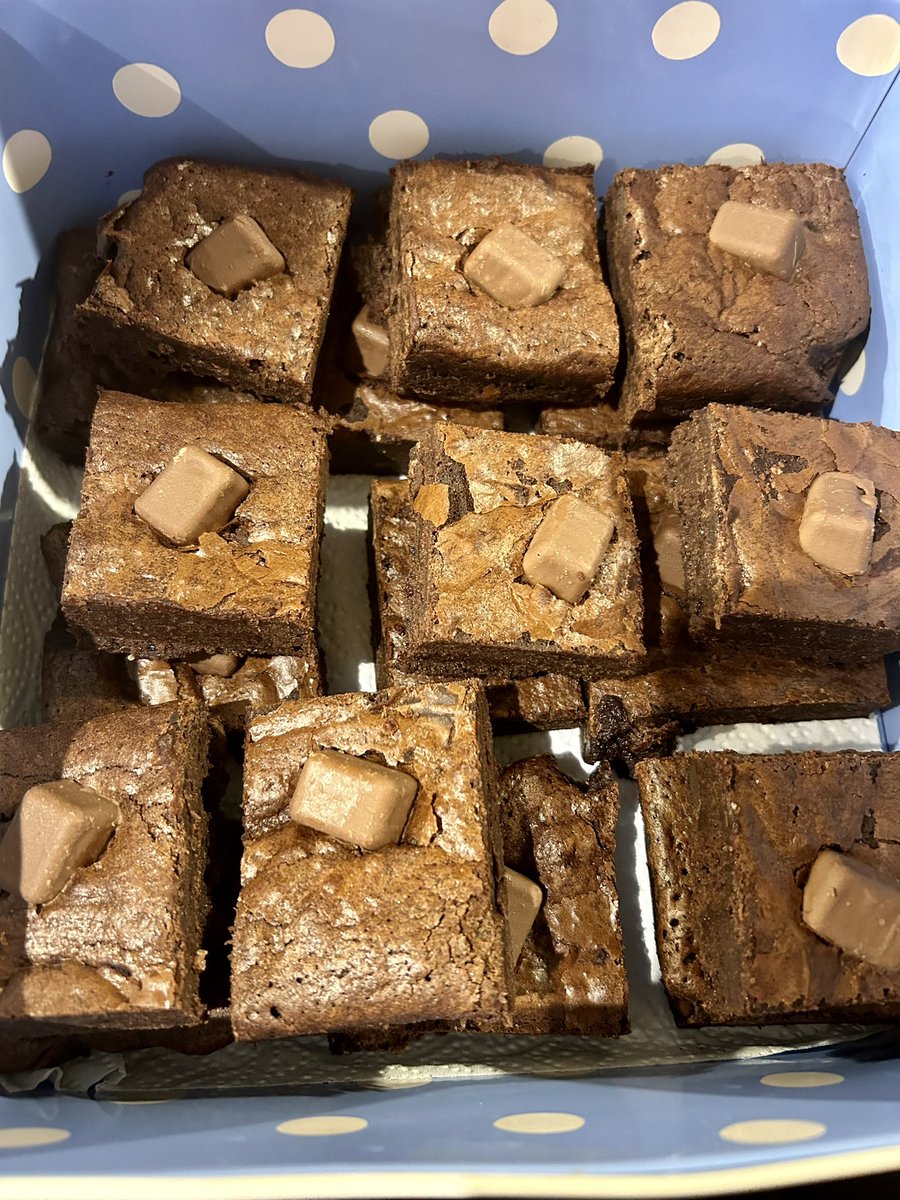 KateLewis66's tweet photo. Brightening up this drab August day with all of the chocolate 🤤 #cakebake #happyfriday #almostmadeit https://t.co/OR3MSyVZHZ