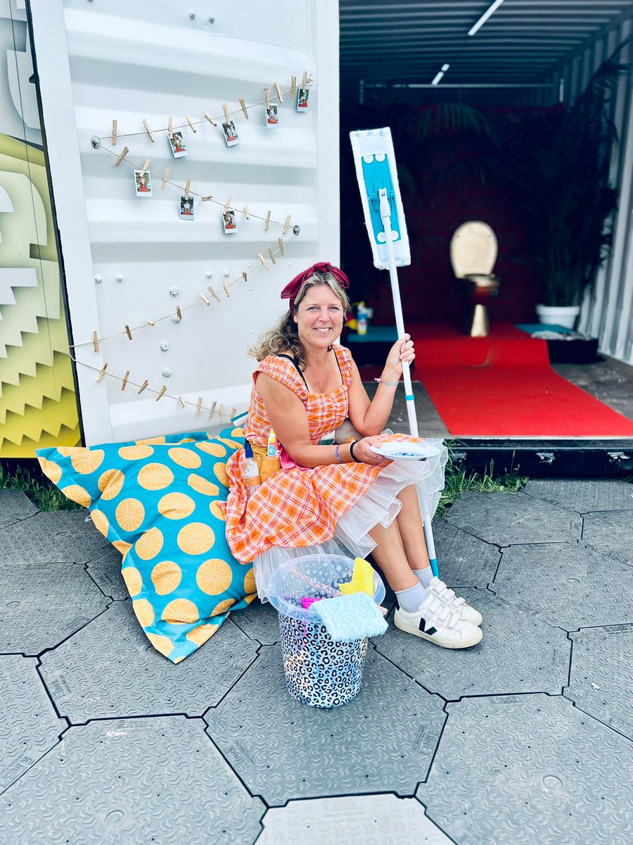 UG Spotlight 🔎🔦 (@ug_spotlight) on Twitter photo Shitty Science is begonnen! Ben je op Lowlands <a href="/Rapid_Razor_Bob/">Lowlands Festival</a> en moet je poepen kom dan gezellig bij ons dat doen. We staan naast de Alpha, dus zelfs op het toilet kun je meegenieten van de muziek! Shitty Science is begonnen! Ben je op Lowlands <a href="/Rapid_Razor_Bob/">Lowlands Festival</a> en moet je poepen kom dan gezellig bij ons dat doen. We staan naast de Alpha, dus zelfs op het toilet kun je meegenieten van de muziek!