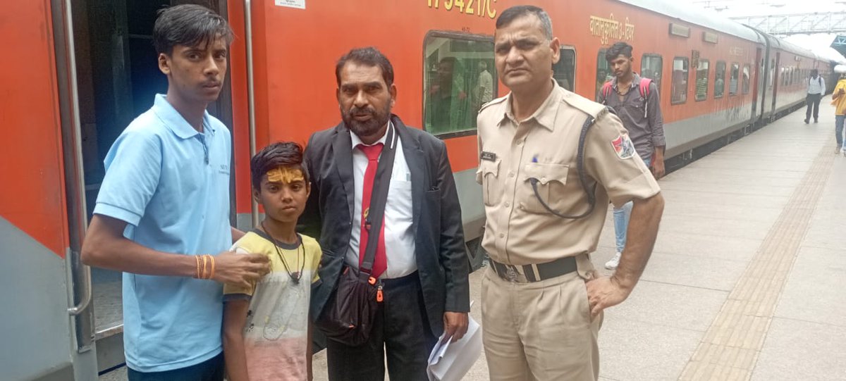भाईयों नमस्कार
🙏🏻🙏🏻
           आज़ दिनांक 18/08/23 को गाड़ी नंबर 12919 DADN -SVDK में एक दस वर्ष का बालक घर से भाग कर जा रहा था किन्तु AC कोच चेकिंग के दौरान लड़का मिला जिसे GRP उज्जैन को सुपुर्द किया गया है
🙏🏻🙏🏻 Dy CTI Rajesh kode द्वारा