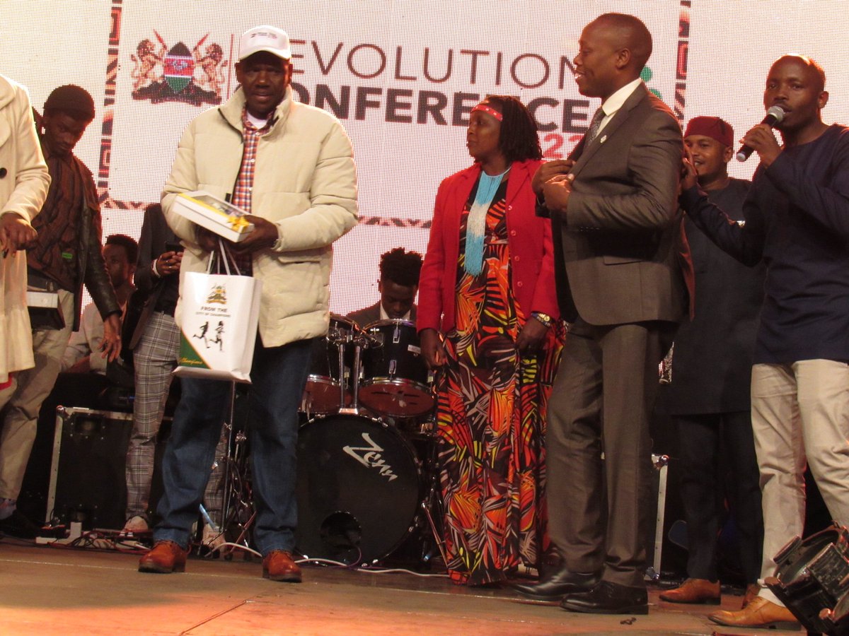 NCIKenya's tweet image. NCI-K CEO, Dr. Elias Melly M.D @DrEliasMelly receiving a gift from Uasin Gishu @027gps Governor, H. E Jonathan Bii, alias Koti Moja during the Devolution Conference 2023 @devcon2023 Governors' Dinner.
#DevolutionConference2023
#ncikenyaat10
#devolutionat10