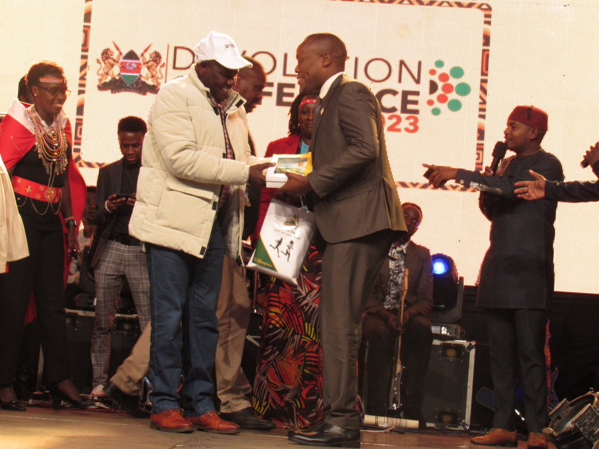 NCIKenya's tweet image. NCI-K CEO, Dr. Elias Melly M.D @DrEliasMelly receiving a gift from Uasin Gishu @027gps Governor, H. E Jonathan Bii, alias Koti Moja during the Devolution Conference 2023 @devcon2023 Governors' Dinner.
#DevolutionConference2023
#ncikenyaat10
#devolutionat10