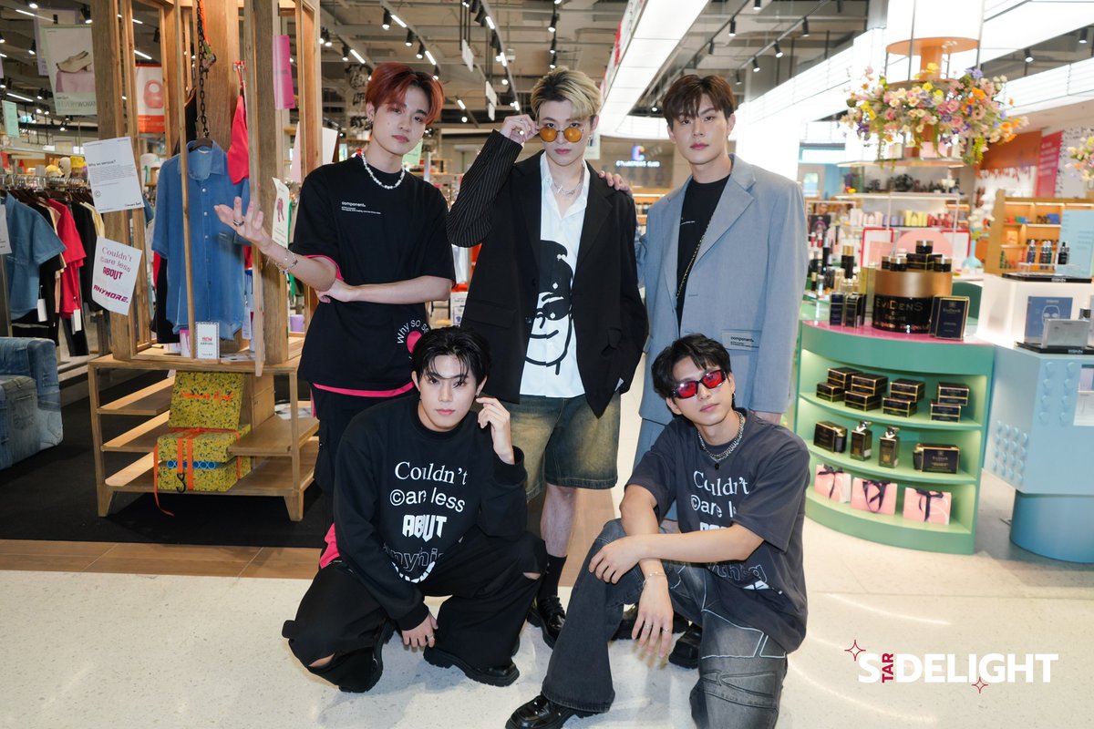 StarDelight_ent's tweet image. หนุ่มๆ #Primetimeth ในงานเปิดตัวร้านใหม่ ของ Component Pop Up Store ที่ Comma And มัลติแบรนด์คอนเซ็ปสโตร์ที่เซ็นทรัลเวิลด์ ที่ zOne I ชั้น 1 เซ็นทรัลเวิลด์

#OhmPrimetime #Ken2Primetime
#JamesPrimetime #PlengthaiPrimetime
#ShulunPrimetime