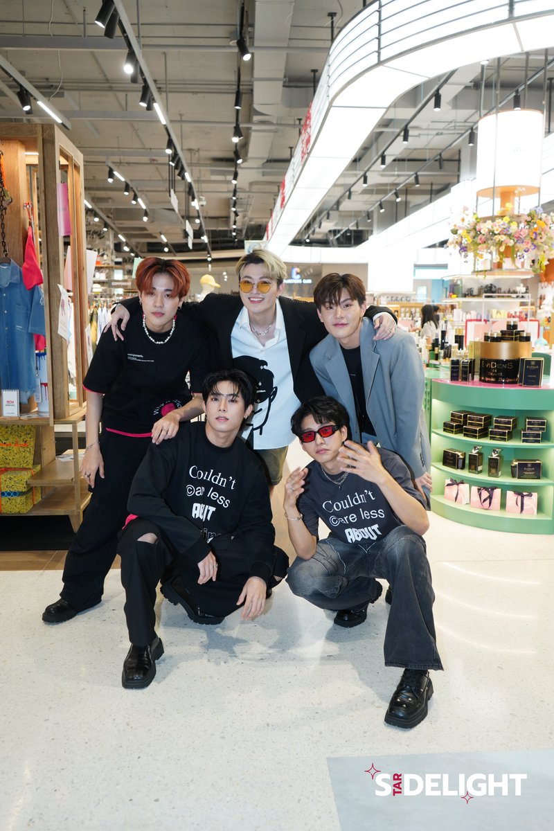 StarDelight_ent's tweet image. หนุ่มๆ #Primetimeth ในงานเปิดตัวร้านใหม่ ของ Component Pop Up Store ที่ Comma And มัลติแบรนด์คอนเซ็ปสโตร์ที่เซ็นทรัลเวิลด์ ที่ zOne I ชั้น 1 เซ็นทรัลเวิลด์

#OhmPrimetime #Ken2Primetime
#JamesPrimetime #PlengthaiPrimetime
#ShulunPrimetime