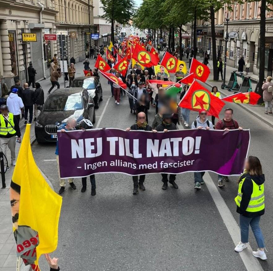 Sedan Sverige öppnat dörren för ett Natointräde har det skapats en ohelig allians bestående av svensk regering, svensk polis, svenska fascister och turkiska islamister - alla med det gemensamma målet att attackera och tysta den radikala vänstern.

antifa.se/2023/08/18/afa…