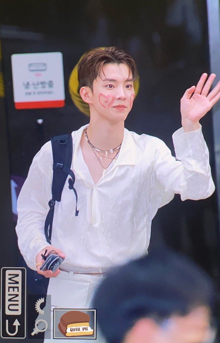 QutiePie_1105's tweet photo. 230818 1위축하해!!! 더보이즈 기특해!!!지창민 큐특해!!!!!
#LIPGLOSS1stWin
#THEBOYZ #더보이즈 #Q #큐 #지창민 https://t.co/8YtSa5Dnfu