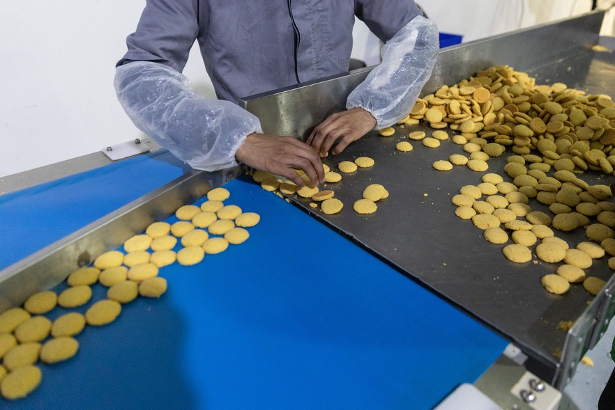 Khayelitsha Cookies prefers hiring people to using machines. Most recipes are 'family kept secrets' groundup.org.za/article/cookie… @KhayelitshaCook 📸 @AshrafRSA