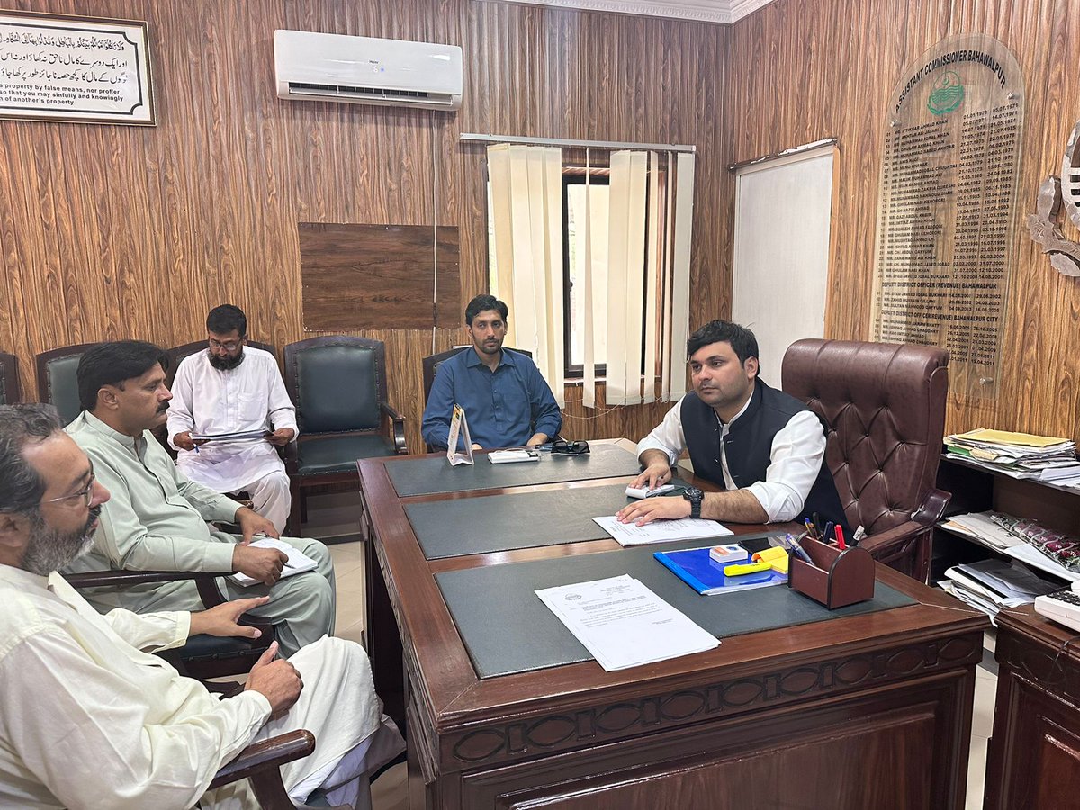 Accitybwp's tweet photo. اسسٹنٹ کمشنر بہاولپور سٹی محمد عدیل خان صاحب کا احسن اقدام ۔فرید گیٹ سے سرکلر روڈ کو ماڈل روڈ بنانے کا فیصلہ ۔آپ نے مختلف کنسرنڈ ڈیپارٹمنٹس سے میٹنگ کی جس میں آپ نے کہا کہ فرید گیٹ سے سرکلر روڈ کو خوبصورت بنانے کے لیے ہر ممکن اقدامات کیے جائیں اور صفائ کے لیے شاپ ٹو شاپ ویسٹ https://t.co/sfmbznyWIr