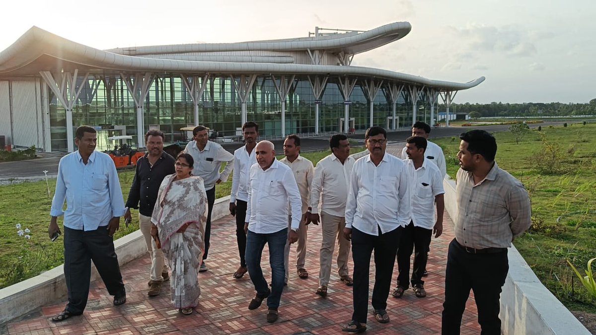 SharadaPuranaik's tweet photo. ಶಿವಮೊಗ್ಗ ಏರ್‌ಪೋರ್ಟ್ಗೆ ಭೇಟಿ ನೀಡಿ, ಪರಿಶೀಲನೆಯನ್ನು ನಡೆಸಲಾಯಿತು. ಇದೇ ತಿಂಗಳ 31ರಿಂದ ಶಿವಮೊಗ್ಗ ವಿಮಾನ ನಿಲ್ದಾಣದಿಂದ ವಿಮಾನಯಾನ ಸೇವೆ ಆರಂಭವಾಗಲಿದೆ. ಶಿವಮೊಗ್ಗದ ಪ್ರವಾಸೋದ್ಯಮಕ್ಕೆ, ಕೈಗಾರಿಕೆಗಳ ಬೆಳವಣಿಗೆಗೆ ಇದರಿಂದ ಅನುಕೂಲವಾಗಲಿದೆ. ಈ ವೇಳೆ ಸ್ಥಳೀಯ ಮುಖಂಡರು, ಅಧಿಕಾರಿಗಳು ಇದ್ದರು.

#ShivamoggaAirport #ShivamoggaRural https://t.co/yJcQ5C1Q63
