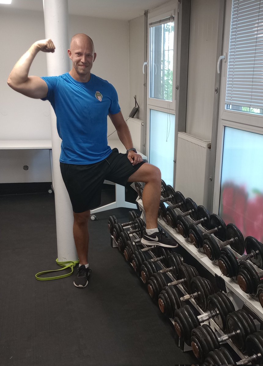 fkvz1903's tweet photo. Kondičák Honza dovezl hráčům nové kámošky. Mají od 12kg do 50kg. Oslavný ryk nadšené kabiny byl slyšet až na Jířák 🙃
#cinky #posilovna #HonzaSvoboda https://t.co/XBtg6KSRIC