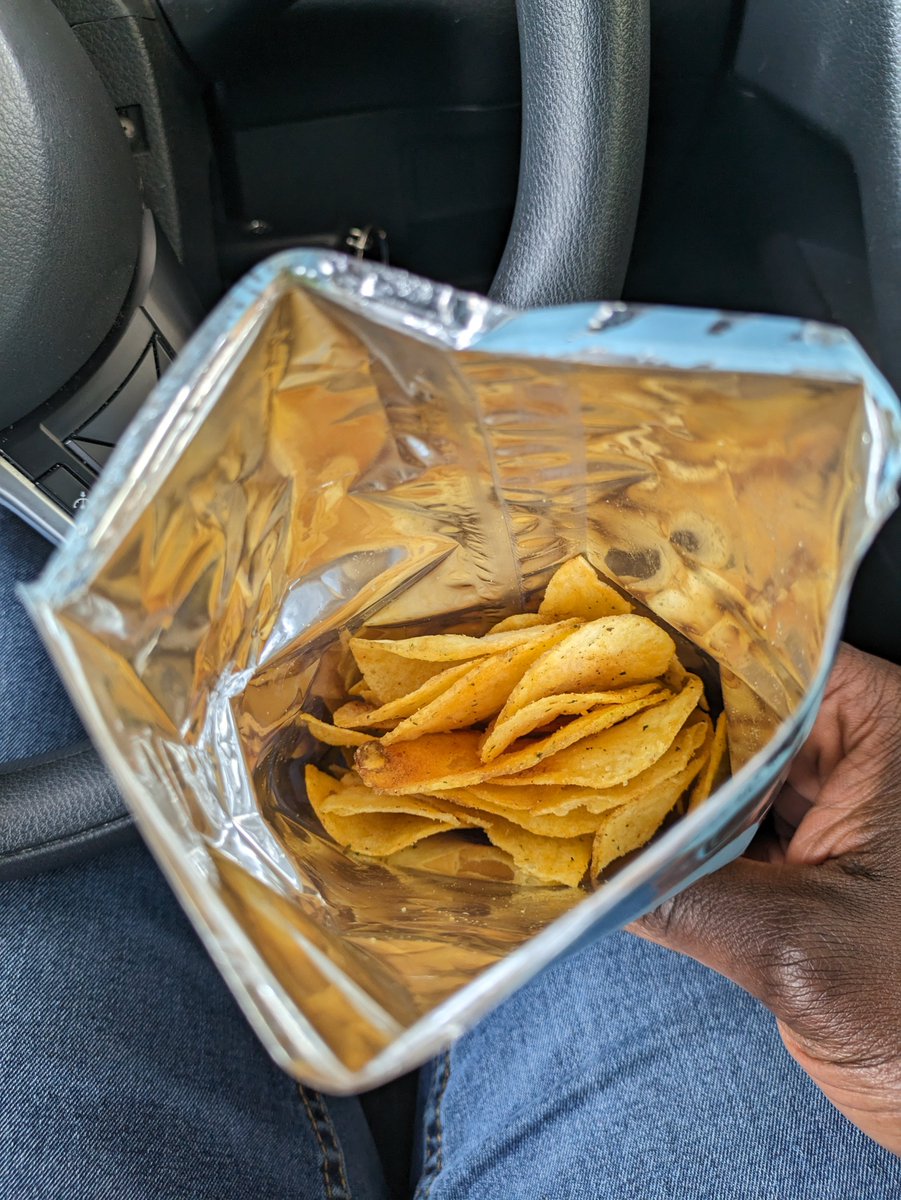 Chodeva's tweet image. the rip off by @LaysSouthAfrica is next level. pay full price but the contents are only one third of packet. we'll soon be paying for inflated empty packets