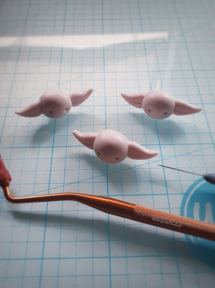 BrujadeMadrid's tweet photo. A pequeños toquecitos, se consigue una textura de las grandes.

👉 Así veo yo mis 𝘸𝘰𝘳𝘬 𝘪𝘯 𝑝𝘳𝘰𝘨𝘳𝘦𝘴𝘴🤣 Pasito a pasito 🙌

#fimoclay #labrujademadrid #polymerclay #clayart #handmade https://t.co/KQ0d1bNWiW