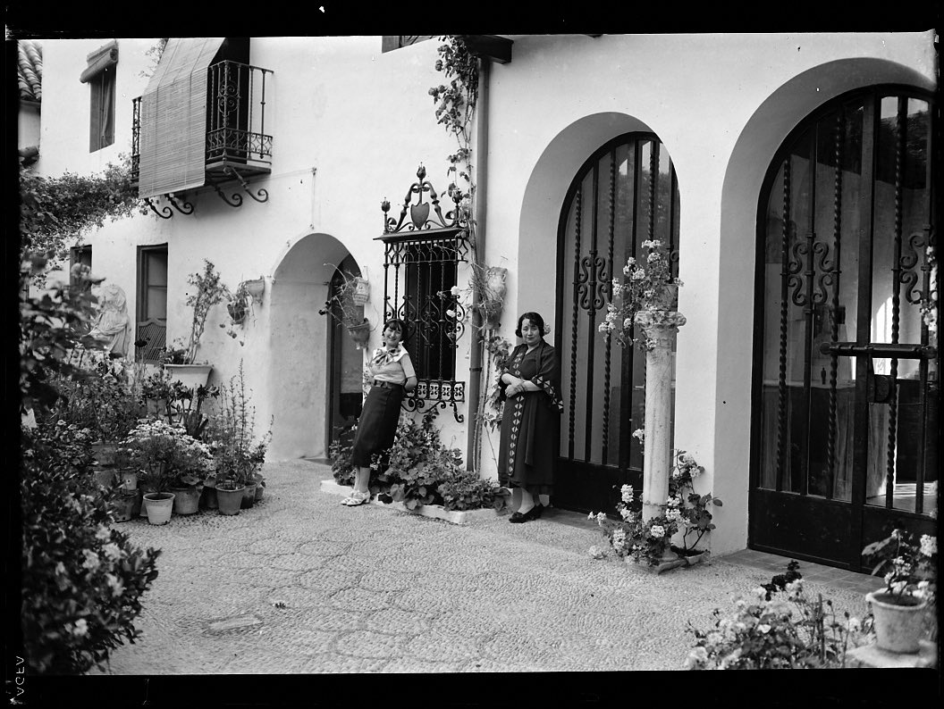 Lo más cautivador que verás hoy son estas imágenes de los patios del <a href="/MBACordoba/">MBACó</a> y la Casa Museo de <a href="/RomerodTorres/">Julio Romero De Torres 2.0</a> (este normalmente no está abierto al público). Fueron realizadas con motivo del viaje del fotógrafo Pérez de Rozas y su familia a Córdoba en los años 30.