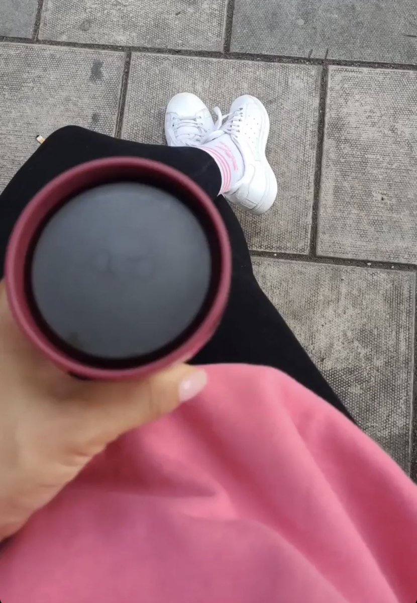 Öyle şeyler oluyor ki ;bazılarını duvara baka baka kabulleniyorsun, bazılarını için yana yana, bazılarını asla.

Nasibim olmayan şeylerle kalbimin yorulmasından Allah'a sığınırım...
Ne ben başkalarının kamburuna dönüşen bir yük olayım ne de bir başkası bana saplanan bir diken..