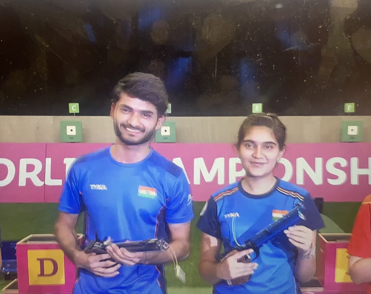 Gold!!! 🥇 India’s Shiva Narwal (left) &amp; Esha Singh defeat Turkey’s Sevval Tarhan &amp; Yusuf Dikec 16-8 to win the 10m Air Pistol Mixed Team at the <a href="/issf_official/">ISSF</a> world championship in #Baku. Bring em on👏🇮🇳 🔥 

#ISSFWorldChampionship #IndianShooting