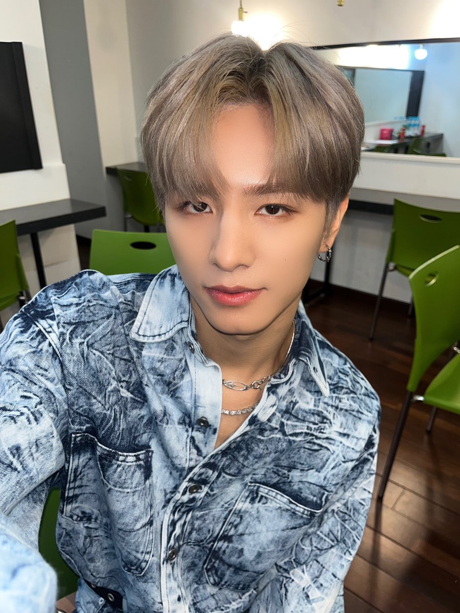 [👑]

오늘 쇼케이스에 와주신 여러분
모두모두 감사합니다💛🤍

갑자기 비가 왔는데 A.I.BAE 들으면서
조심히 들어가기!!

다음에 또 만나요
사랑합니다🫶🏻

#LEV #레비
#A_I_BAE 
#레비_데뷔했어요