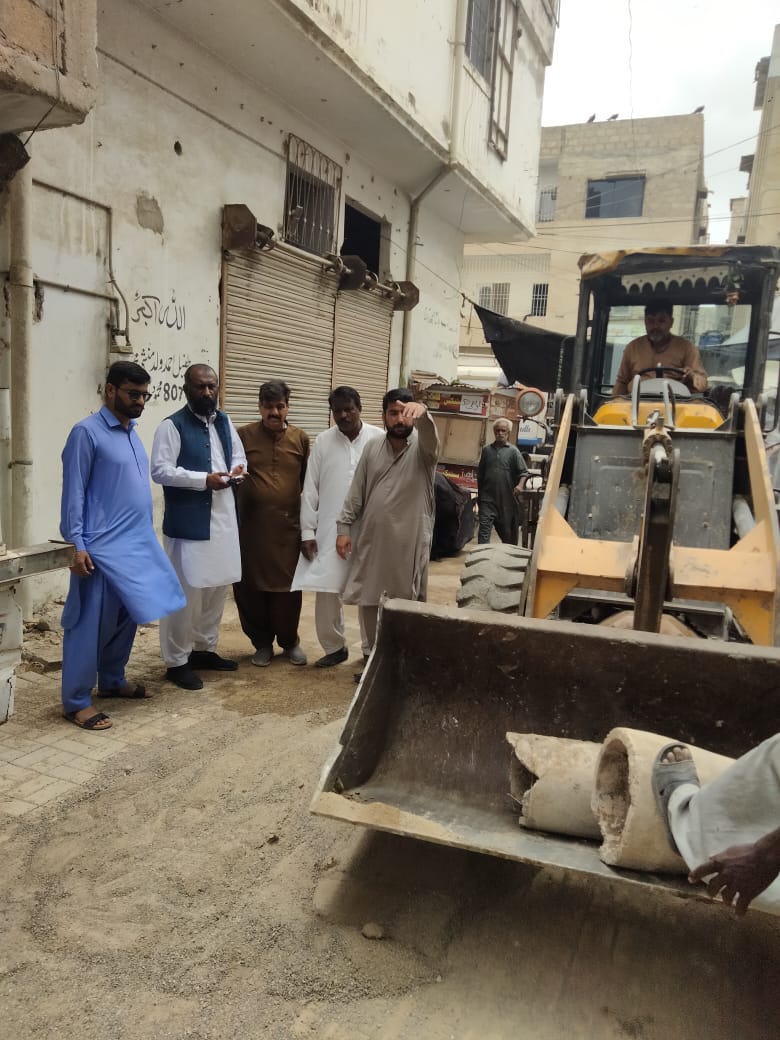 TmcChanesar's tweet photo. چینسر ٹاؤن چیئرمین فرحان غنی کی ھدایت پر ترقیاتی کاموں کا وزٹ کیا گیا اس موقع پر ٹاؤن کونسلر قمر نے عوامی شکایت پر ٹھیکیدار کاشف کو بولا کر علاقے میں ترقیاتی کاموں کا دورہ کیا . https://t.co/Kkjf0jULy9