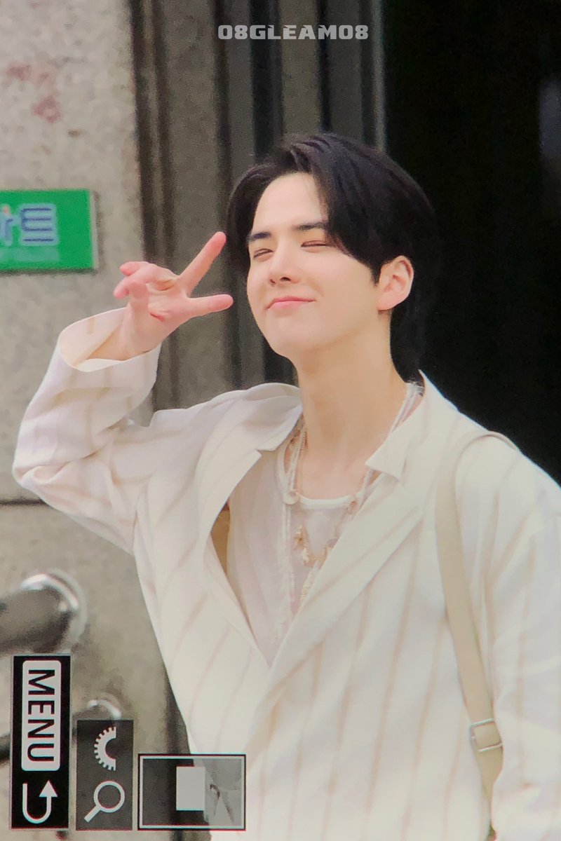08GLEAM08's tweet photo. 230818 뮤직뱅크 퇴근

#더보이즈 #영훈 
#THEBOYZ #YOUNGHOON https://t.co/AkQFZM4Fii