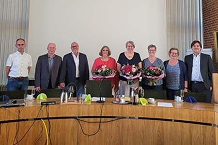 40 Jahre bei der Stadt Nordenham:
Wir gratulieren herzlich!
Wir sagen „Danke“ an vier liebe Kolleginnen ...
t1p.de/9429q
#notdseeküste #wesermündung #wesermarsch #butjadingerküste #nordenhamfuereuch #butjadingen #nordenham #nordsee #nordseeküste