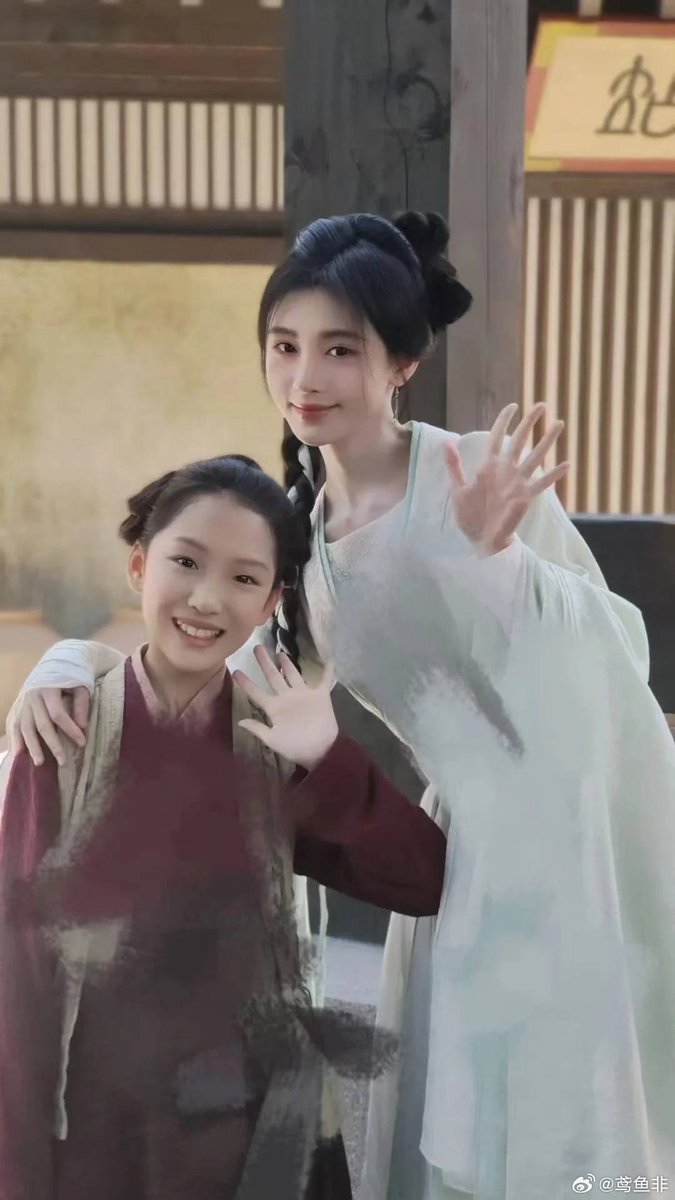 jutangarine's tweet photo. A photo of #JuJingyi Yang Caiwei with the little actress of #InBlossom 😍

Ctto: https://t.co/CcOt7nD9av