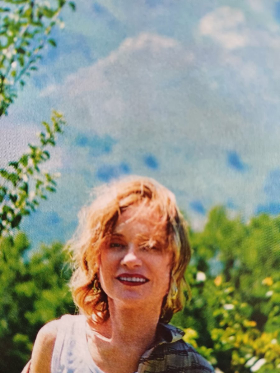 BarthoHerve's tweet image. Bravo au photographe ( Éric Guillemain ) de @ParisMatch qui nous montre une Isabelle Huppert (@huppert_films ) sous son meilleur jour ....
Une interview un brin intimiste loin des papiers ....glacés ....
@manonquerouil 🙂