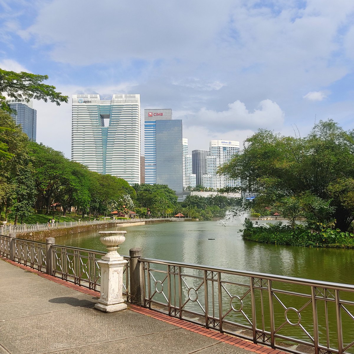 SphereMY_'s tweet image. Senarai taman² riadah di sekitar KL yg boleh dicapai KURANG 15 MINIT BERJALAN KAKI dari stesen MRT, LRT, Monorel &amp;amp; BRT 🌲🚇

1. Taman Tasik Perdana
🚆 Stesen: MRT Muzium Negara (Pintu B)
🚶Jarak: 350m
⏱️ Masa: 5 minit
🟢 : Mesra pejalan kaki antara stesen dengan taman

[BEBENANG]