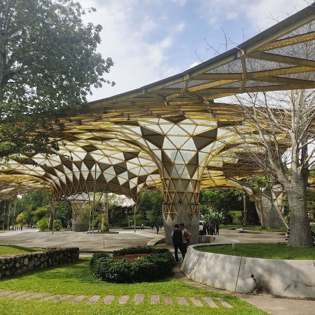 SphereMY_'s tweet image. Senarai taman² riadah di sekitar KL yg boleh dicapai KURANG 15 MINIT BERJALAN KAKI dari stesen MRT, LRT, Monorel &amp;amp; BRT 🌲🚇

1. Taman Tasik Perdana
🚆 Stesen: MRT Muzium Negara (Pintu B)
🚶Jarak: 350m
⏱️ Masa: 5 minit
🟢 : Mesra pejalan kaki antara stesen dengan taman

[BEBENANG]